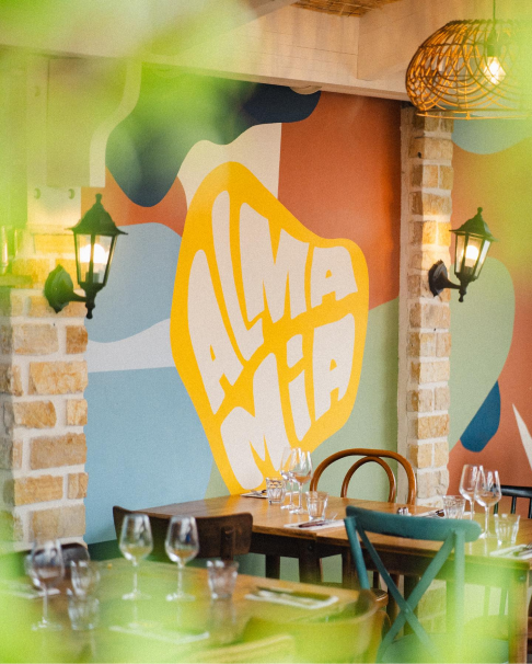 logo sur la vitre du restaurant Alma Mia à Arcachon