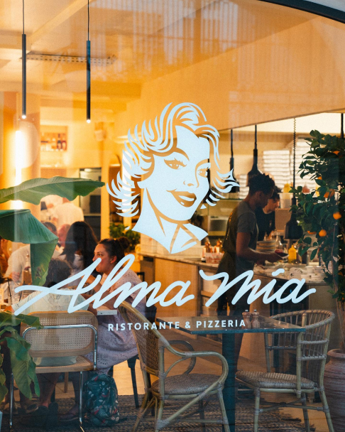 logo sur la vitre du restaurant Alma Mia à Arcachon