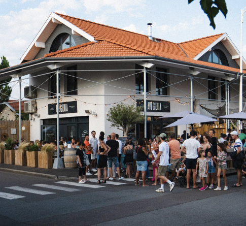 logo sur la vitre du restaurant Alma Mia à Arcachon