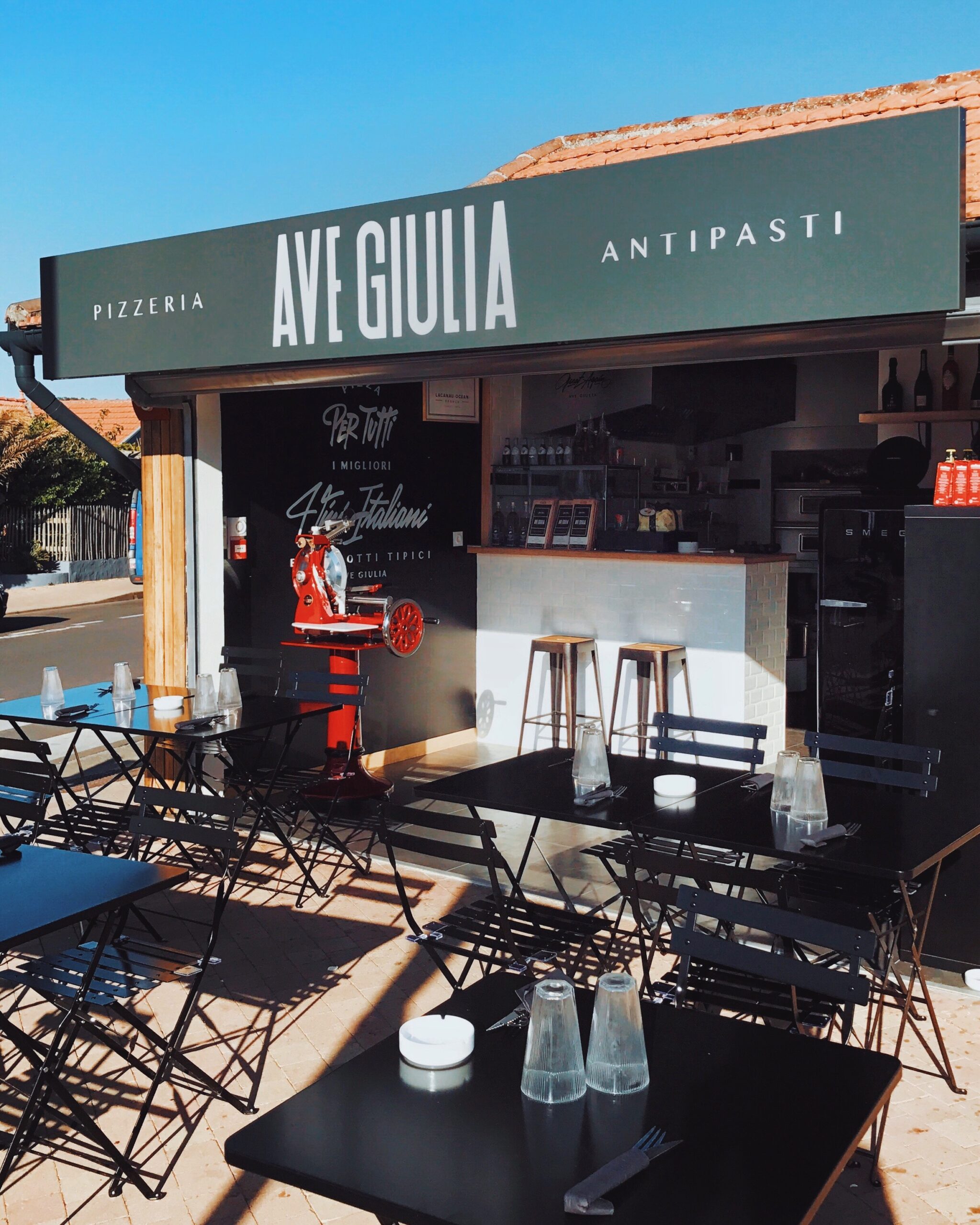 logo sur la vitre du restaurant Alma Mia à Arcachon