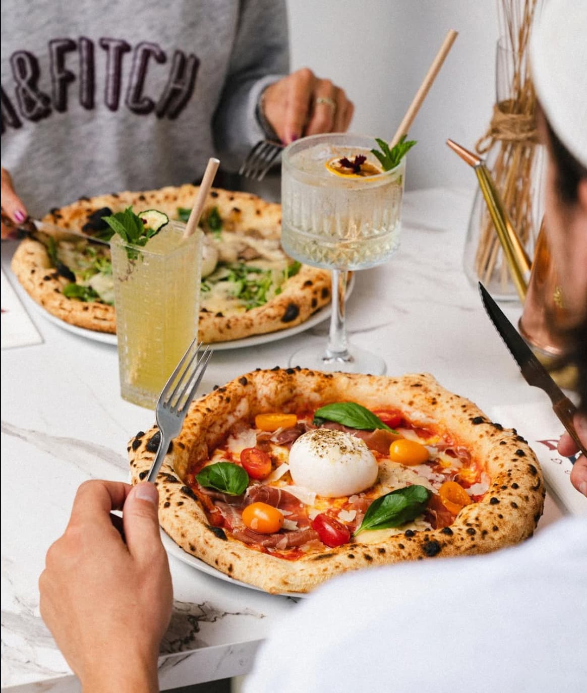 2 pizzas à table