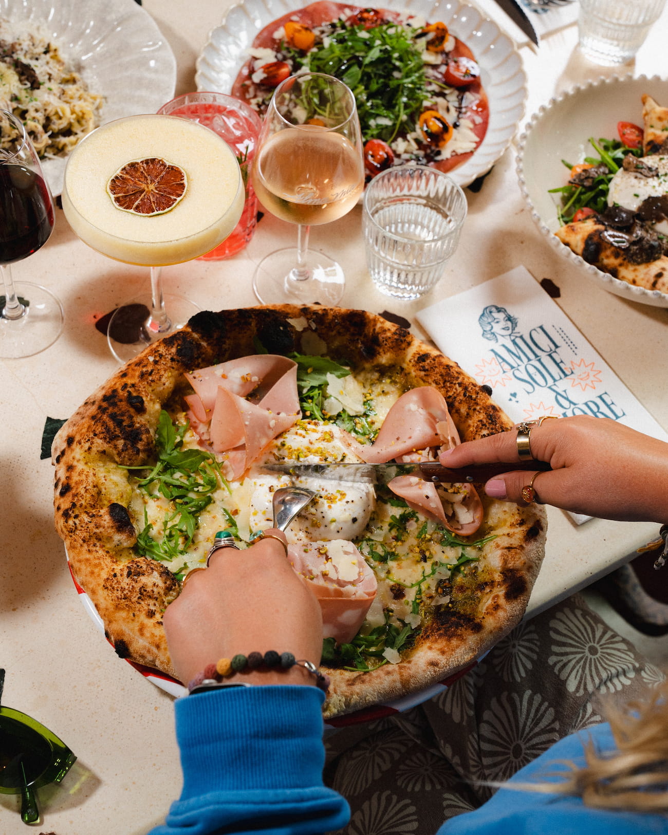 2 pizzas à table