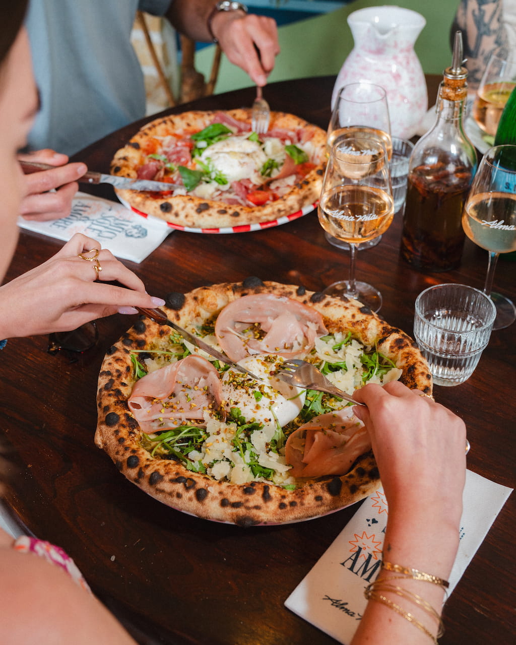2 pizzas à table